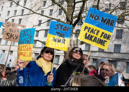 London, Großbritannien, 26.. Februar 2022 Tausende haben sich in Whitehall versammelt, um gegen den jüngsten Angriff Russlands auf die Ukraine zu protestieren. Stockfoto