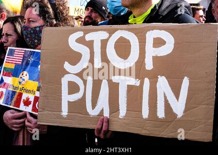 London, Großbritannien. 26.. Februar 2022. Ein Protestler sah in der Downing Street, London, Großbritannien, ein Plakat mit der Aufsage „Stopp Putin“ halten, nachdem Russland während der Demonstration in die Ukraine einmarschiert war. (Foto von Loredana Sangiuliano/SOPA IMAG/Sipa USA) Quelle: SIPA USA/Alamy Live News Stockfoto