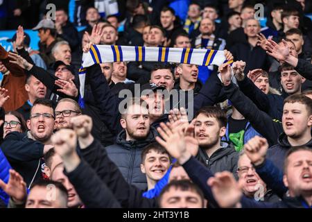 Leeds-Fans singen und winken Stockfoto