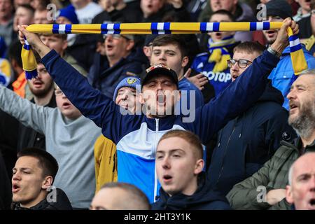 Leeds-Fans singen und winken Stockfoto