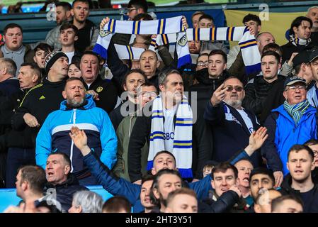 Leeds-Fans singen und winken Stockfoto