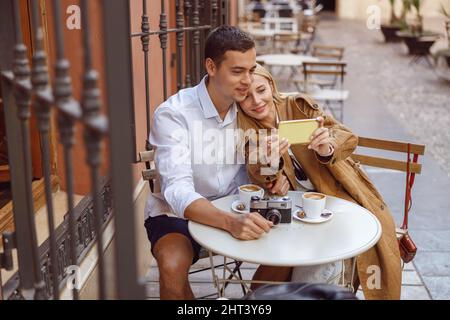 Lächelndes Paar, das sich ausruhte und ein Foto aufnahm Stockfoto