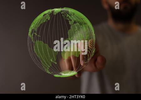 Person, die die virtuelle Projektion von Ökologie und Umweltschutz präsentiert Stockfoto