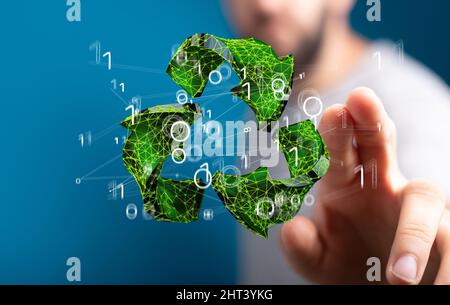 Person, die eine virtuelle Projektion des Recycling-Symbols präsentiert Stockfoto