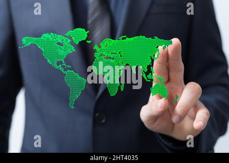 Person, die die virtuelle Projektion von Ökologie und Umweltschutz präsentiert Stockfoto