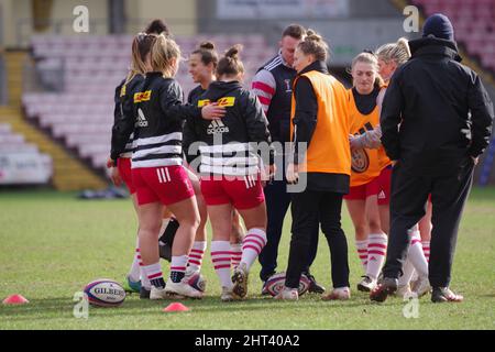 Darlington, England, 26. Februar 2022. Spieler aus der Harlequins Women's Mannschaft sprechen vor ihrem Premier 15s Rugby Union Spiel gegen DMP Durham Sharks in der Darlington Arena. Quelle: Colin Edwards Stockfoto