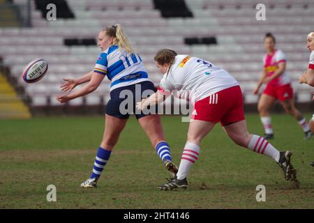 Darlington, England, 26. Februar 2022. Cara Cookland spielt für DMP Durham Sharks, die den Ball während ihres Premier 15s-Matches gegen Harlequins Women in der Darlington Arena übergeben. Quelle: Colin Edwards Stockfoto