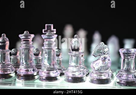 Klare und mattierte Schachfiguren an Bord Stockfoto