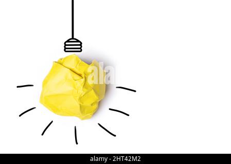 Große Konzept Idee mit gelb gekräuselten Papier Glühbirne isoliert. Stockfoto
