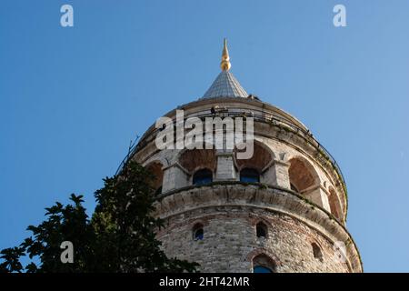 Low-Angle-Aufnahme des Galata-Turms gegen einen klaren Himmel in Istanbul, Türkei Stockfoto