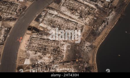 Top-Down-Luftaufnahme eines Waldbrands nach einem Wohnmobilpark, der in amerika zu Boden geragt wurde Stockfoto