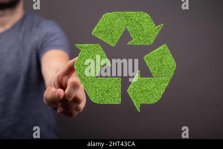 Person, die eine virtuelle Projektion des Recycling-Symbols präsentiert Stockfoto