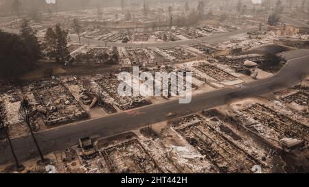 Rauchgefüllter Himmel mit Blick auf die Nachwirkungen und die Tragödie eines Waldfeuers, das durch die Kleinstadt wehte Stockfoto