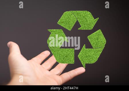Person, die eine virtuelle Projektion des Recycling-Symbols präsentiert Stockfoto