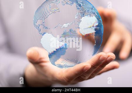 Person, die die virtuelle Projektion der Weltkarte mit Satellitendatenverbindungen darstellt Stockfoto