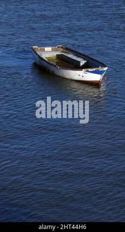 Vertikale Aufnahme eines leeren Bootes im Meer Stockfoto