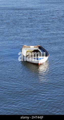 Vertikale Aufnahme eines leeren Bootes im Meer Stockfoto