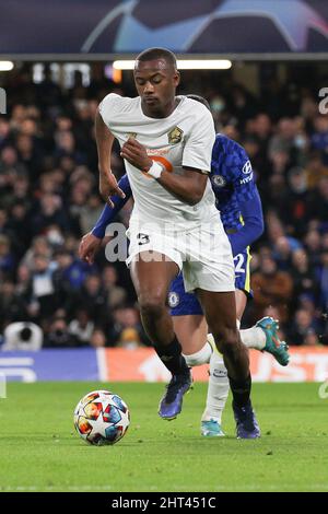 London, Großbritannien. 26.. Februar 2022. Tiago Djaló von Lille in Aktion während des UEFA Champions League-Spiels zwischen Chelsea und Lille in Stamford Bridge, London, England am 22. Februar 2022. Foto von Ken Sparks. Nur zur redaktionellen Verwendung, Lizenz für kommerzielle Nutzung erforderlich. Keine Verwendung bei Wetten, Spielen oder Veröffentlichungen einzelner Clubs/Vereine/Spieler. Kredit: UK Sports Pics Ltd/Alamy Live Nachrichten Stockfoto