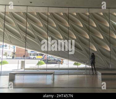 Los Angeles, CA, USA - 25. Februar 2022: Die Lobby im Broad Museum in der Innenstadt von Los Angeles, CA. Stockfoto