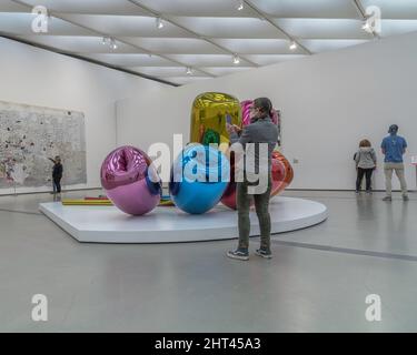 Los Angeles, CA, USA - 25. Februar 2022: Ein Besucher des Broad Museums fotografiert die Skulptur „Tulips“ des Künstlers Jeff Koons in der Innenstadt VON LA. Stockfoto