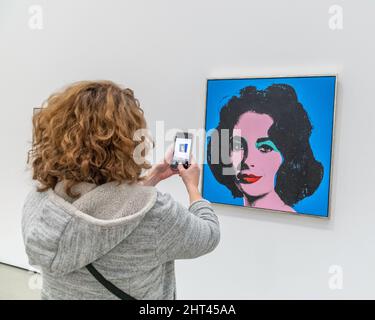 Los Angeles, CA, USA - 25. Februar 2022: Ein Besucher des breiten Museums fotografiert das Gemälde „Liz“ des Künstlers Andy Warhol in der Innenstadt von Los an Stockfoto