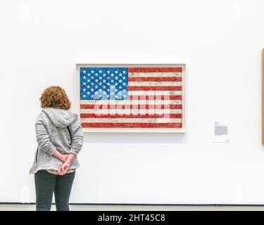 Los Angeles, CA, USA - 25. Februar 2022: Ein Besucher sieht das Gemälde „Flag“ des Künstlers Jasper Johns im Broad Museum in der Innenstadt von Los Angeles, CA. Stockfoto