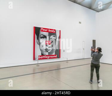 Los Angeles, CA, USA - 25. Februar 2022: A Visitor views an untitled work of artist Barbara Kruger at the Broad Museum in Downtown Los Angeles, CA. Stockfoto