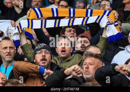 Leeds, Großbritannien. 26.. Februar 2022. Leeds Fans singen und winken in Leeds, Vereinigtes Königreich am 2/26/2022. (Foto von Mark Cosgrove/News Images/Sipa USA) Quelle: SIPA USA/Alamy Live News Stockfoto