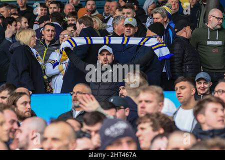 Leeds, Großbritannien. 26.. Februar 2022. Leeds Fans singen und winken in Leeds, Vereinigtes Königreich am 2/26/2022. (Foto von Mark Cosgrove/News Images/Sipa USA) Quelle: SIPA USA/Alamy Live News Stockfoto