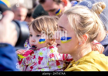 Westminster, London, Großbritannien. 26.. Februar 2022. Während das Militär des russischen Präsidenten Wladimir Putin die Ukraine weiterhin angreift, versammeln sich ukrainische Staatsbürger im Vereinigten Königreich, um den britischen Premierminister zu bitten, die Welt zu fordern, mehr zu tun, um die russischen Invasoren aus ihrem Heimatland zu entfernen. Kredit: Newspics UK South/Alamy Live Nachrichten Stockfoto