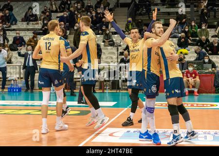 Ravenna, Italien. 26.. Februar 2022. Jubel Verona während des Consar Ravenna vs NBV Verona, Volleyball Italienische Serie A Männer Superliga Meisterschaft in Ravenna, Italien, Februar 26 2022 Quelle: Independent Photo Agency/Alamy Live News Stockfoto