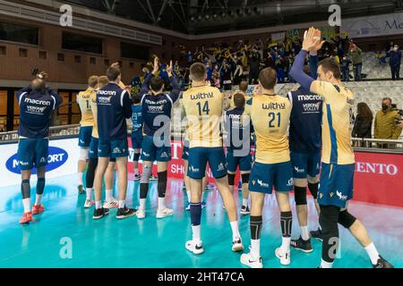 Ravenna, Italien. 26.. Februar 2022. Verona feiert mit Fans während Consar Ravenna vs NBV Verona, Volleyball Italienische Serie A Männer Superliga-Meisterschaft in Ravenna, Italien, Februar 26 2022 Quelle: Independent Photo Agency/Alamy Live News Stockfoto