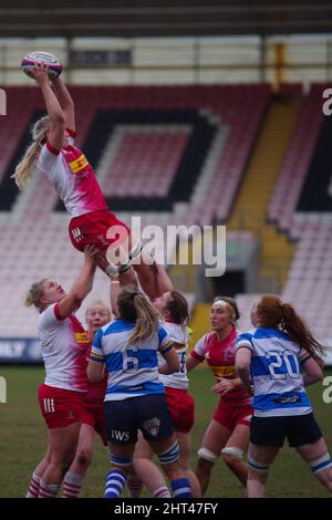 Darlington, England, 26. Februar 2022. Rosie Galligan holt sich den Ball für Harlekins Women gegen DMP Durham Sharks in einem Premier 15s-Spiel in der Darlington Arena. Quelle: Colin Edwards Stockfoto