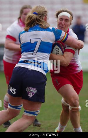 Darlington, England, 26. Februar 2022. Trudy Cowan von DMP Durham Sharks, der Bethan Dainton von Harlekins Women während ihres Premier 15s-Matches in der Darlington Arena in Angriff nimmt. Quelle: Colin Edwards Stockfoto