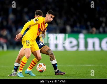 NEAPEL, ITALIEN - 24. FEBRUAR: Ferran Torres vom FC Barcelona tritt während der UEFA Europa League Knockout Round Play-offs mit Giovanni Di Lorenzo vom SSC Napoli um den Ball an am 24. Februar 2022 in Neapel, Italien, spielt der SSC Napoli und der FC Barcelona im Stadio Diego Armando Maradona. (Foto nach MB-Medien) Stockfoto
