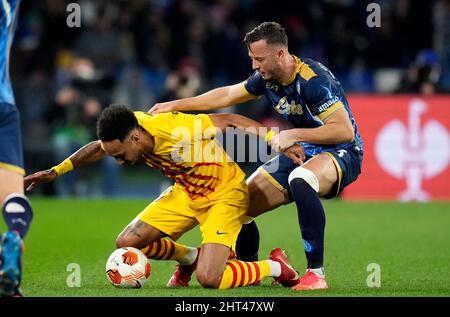 NEAPEL, ITALIEN - 24. FEBRUAR: Pierre-Emerick Aubameyang vom FC Barcelona tritt während der UEFA Europa League Knockout Round Play-offs am 24. Februar 2022 im Stadio Diego Armando Maradona in Neapel, Italien, mit Amir Rrahmani vom SSC Napoli um den Ball an. (Foto nach MB-Medien) Stockfoto