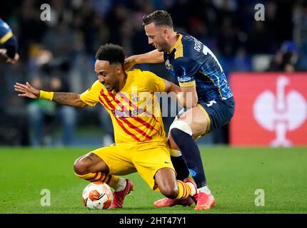 NEAPEL, ITALIEN - 24. FEBRUAR: Pierre-Emerick Aubameyang vom FC Barcelona tritt während der UEFA Europa League Knockout Round Play-offs am 24. Februar 2022 im Stadio Diego Armando Maradona in Neapel, Italien, mit Amir Rrahmani vom SSC Napoli um den Ball an. (Foto nach MB-Medien) Stockfoto