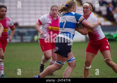 Darlington, England, 26. Februar 2022. Trudy Cowan von DMP Durham Sharks, der Bethan Dainton von Harlekins Women während ihres Premier 15s-Matches in der Darlington Arena in Angriff nimmt. Quelle: Colin Edwards Stockfoto