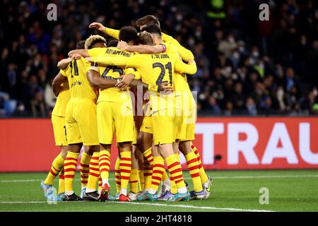 NEAPEL, ITALIEN - 24. FEBRUAR: Jordi Alba vom FC Barcelona feiert mit seinen Teamkollegen nach seinem Eröffnungstreffer während der Play-offs der UEFA Europa League Knockout Round am 24. Februar 2022 im Stadio Diego Armando Maradona in Neapel, Italien, das zweite Spiel zwischen SSC Napoli und dem FC Barcelona. (Foto nach MB-Medien) Stockfoto