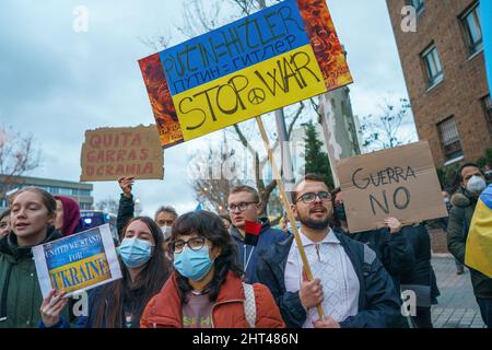 Madrid, Spanien. 26.. Februar 2022. Ukrainische Anhänger halten Plakate, die ihre Meinung vor der russischen Botschaft zum Ausdruck bringen, während sie an einer Anti-Kriegs-Kundgebung teilnehmen, am vierten Tag, nachdem Russland das ukrainische Territorium angegriffen hat.in den größten Städten der Welt finden Anti-Kriegs-Proteste zur Unterstützung der Ukraine statt.Quelle: SOPA Images Limited/Alamy Live News Stockfoto