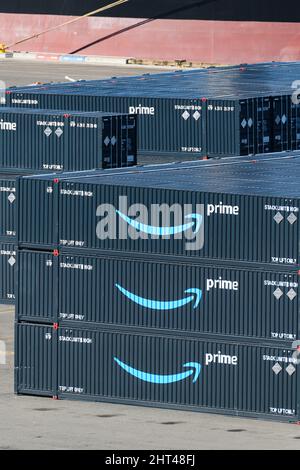 Everett, WA, USA - 25. Februar 2022; Stapel von Amazon Prime Markencontainern mit intermodalem Logo in drei Stapeln hoch Stockfoto