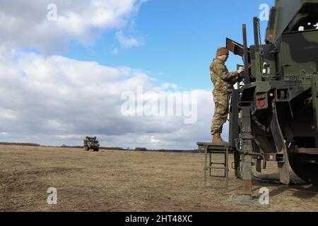 US Army Sgt. Nathan Tuttle, ein Soldat, der dem 5. Bataillon, dem 4. Air Defense Artillery Regiment, zugewiesen wurde, arbeitet während der Übung Sabre Strike 22 im Bemowo Pikie Training Area, Polen, 25. Februar 2022 an einem AN/MPQ-64 Sentinel-Radarsystem. Die Übungsreihe „Sabre Strike“ wird seit 2010 regelmäßig durchgeführt und ist sowohl bei der Verbesserung der Interoperabilität zwischen NATO-Verbündeten und -Partnern als auch bei der Verbesserung der gemeinsamen Einsatzfähigkeit in einer Vielzahl von Missionen sehr erfolgreich. (USA Foto der Nationalgarde von SPC. Olivia Gum) Stockfoto