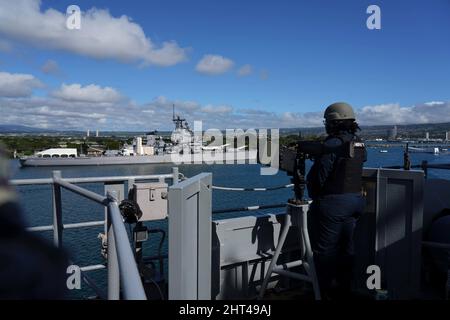 PEARL HARBOR, HAWAII (FEB 21, 2022) Gunners Mate 3. Klasse Christina McFadden, gebürtig aus North Augusta, S.C., steht neben einem M240 Maschinengewehr an Bord eines Amphibiendocks-Landungsschiffs USS Pearl Harbor (LSD 52) der Harpers Ferry-Klasse, als das Schiff am 21. Februar 2022 von Pearl Harbor, Hawaii, ablegt. Segler und Marineinfanteristen der Amphibious Ready Group (ARG) von Essex und der Marine Expeditionary Unit (MEU) von 11. besuchen Pearl Harbor, Hawaii, den Namensgeber der USS Pearl Harbor (LSD 52), während sie in der US-Flotte von 3. tätig sind. (USA Navy Foto von Mass Communication Specialist 3. Class Sang Kim) Stockfoto