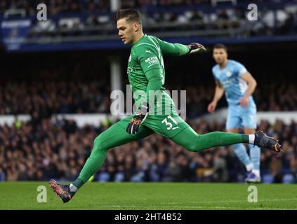 Liverpool, England, 26.. Februar 2022. Ederson von Manchester City während des Spiels der Premier League im Goodison Park, Liverpool. Bildnachweis sollte lauten: Darren Staples / Sportimage Credit: Sportimage/Alamy Live News Stockfoto