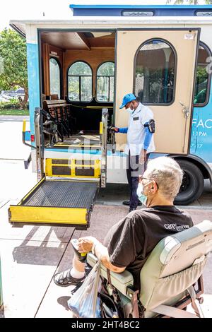 Miami Beach Florida kostenlose Trolley-Bus-Haltestelle behinderter älterer Mann, männlicher Boarding-Lift-Fahrer, der öffentliche Verkehrsmittel betreibt Stockfoto