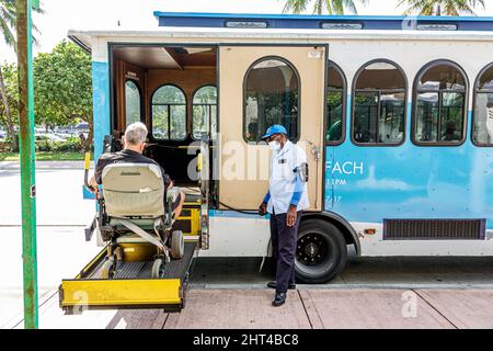 Miami Beach Florida kostenlose Trolley-Bus-Haltestelle behinderter älterer Mann, männlicher Boarding-Lift-Fahrer, der öffentliche Verkehrsmittel betreibt Stockfoto