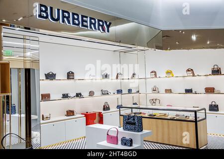 Bal Harbour Florida Bal Harbour Shops gehobenes Luxus-Designer-Einkaufszentrum Saks Fifth Avenue Kaufhaus Verkauf im Inneren Burberry B Stockfoto