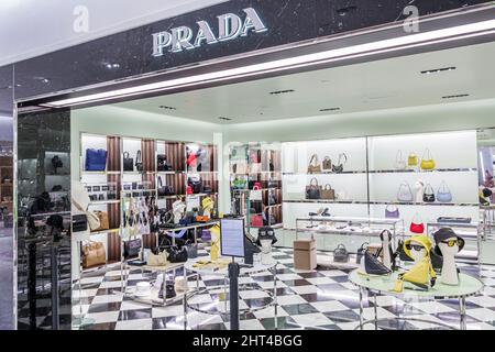 Bal Harbour Florida Bal Harbour Shops gehobene Luxus-Designer-Mall Shopping Saks Fifth Avenue Kaufhaus Verkauf im Inneren Prada Ital Stockfoto