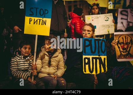 Barcelona, Spanien. 26.. Februar 2022. Pro-ukrainische Demonstranten, die Schilder halten, fordern Maßnahmen zur Beendigung des Krieges, da russische Truppen sich in Kiew nähern Kredit: Matthias Oesterle/Alamy Live News Stockfoto