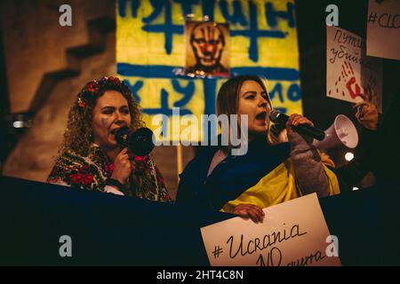 Barcelona, Spanien. 26.. Februar 2022. Pro-ukrainische Demonstranten, die Schilder halten, fordern Maßnahmen zur Beendigung des Krieges, da russische Truppen sich in Kiew nähern Kredit: Matthias Oesterle/Alamy Live News Stockfoto